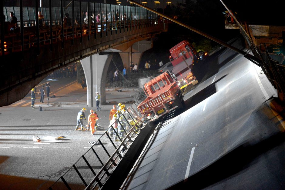 Ant automobilių Kinijoje užgriuvo viadukas: žuvo trys žmonės