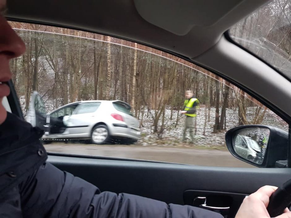 Po susidūrimo Vilniuje į šalikelę nuriedėjo automobilis: prireikė medikų
