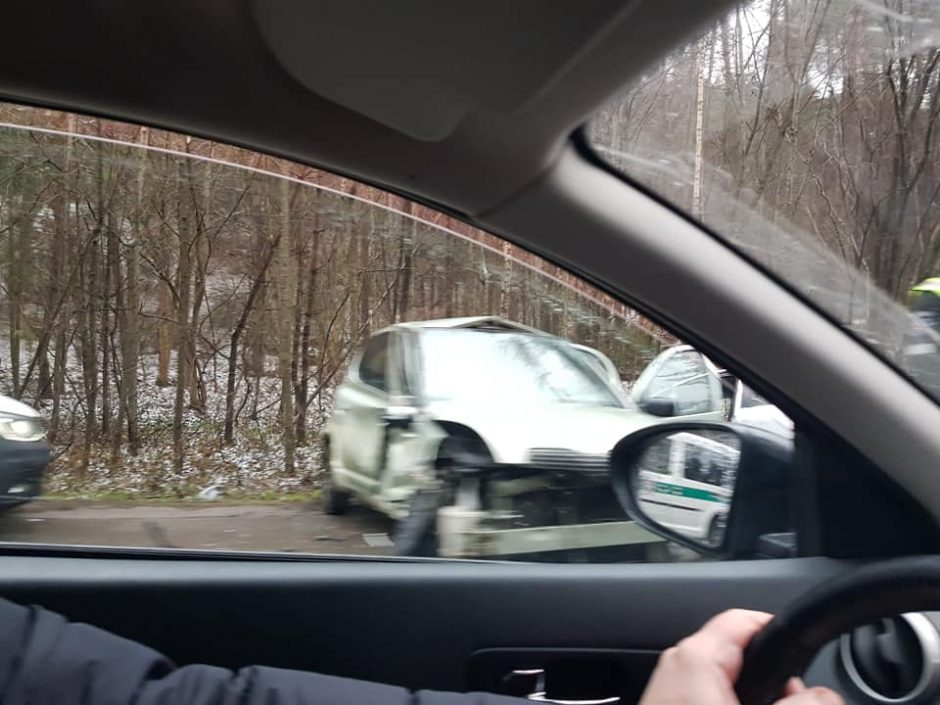 Po susidūrimo Vilniuje į šalikelę nuriedėjo automobilis: prireikė medikų
