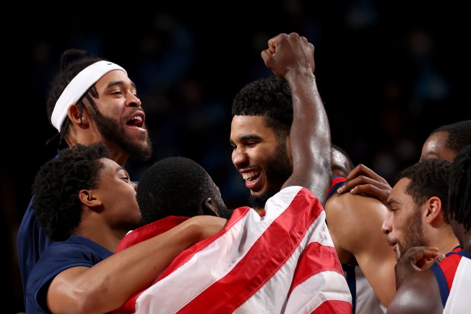Prancūzus finale palaužę amerikiečiai iškovojo olimpinio krepšinio turnyro auksą