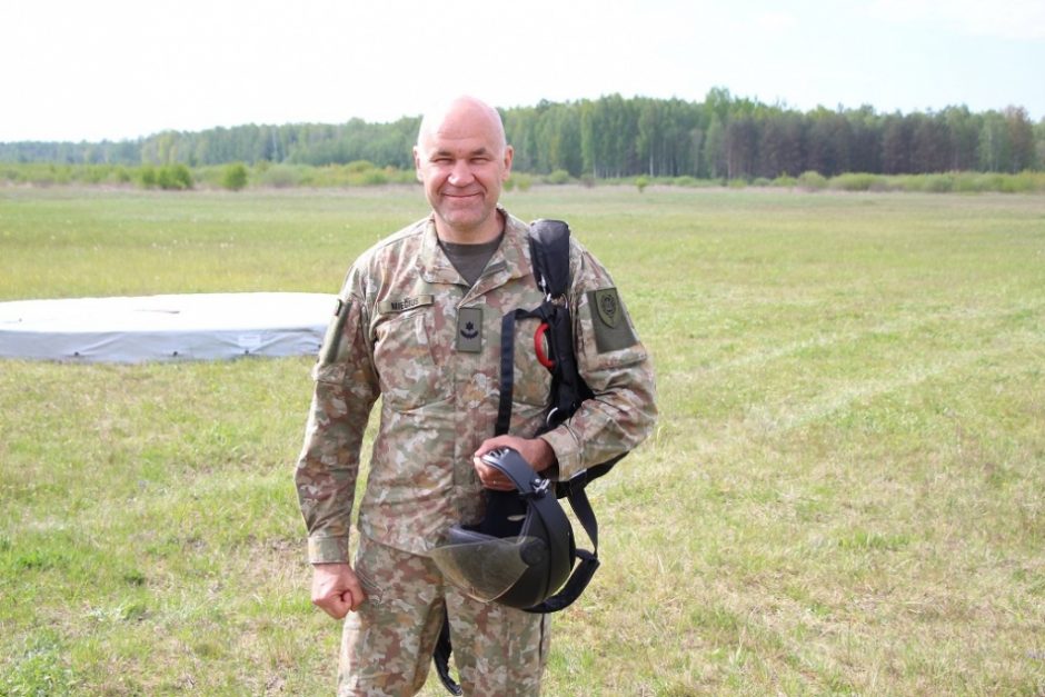 Lietuvos karininkas A. Miečius atliko 9000-ąjį šuolį parašiutu