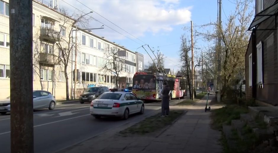 Vilniuje troleibusas susidūrė su paspirtuku