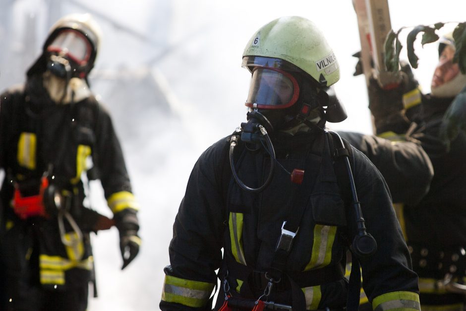 Vilniuje pranešta apie atvira liepsna degantį vieno aukšto namo stogą