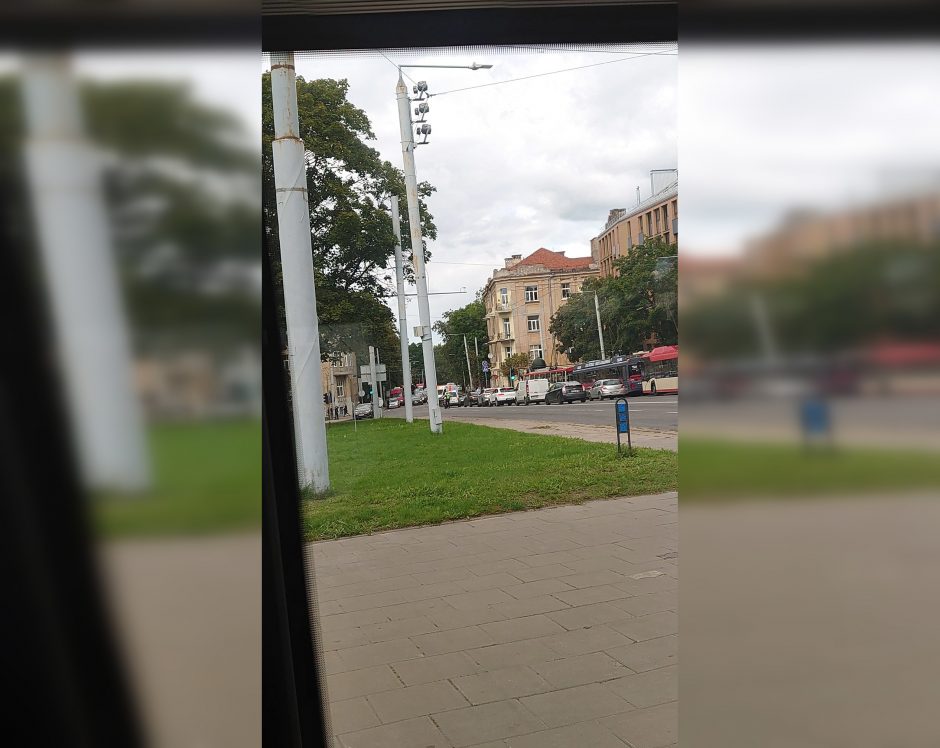 Vilniuje po susidūrimo su automobiliu į ligoninę išgabentas motociklininkas