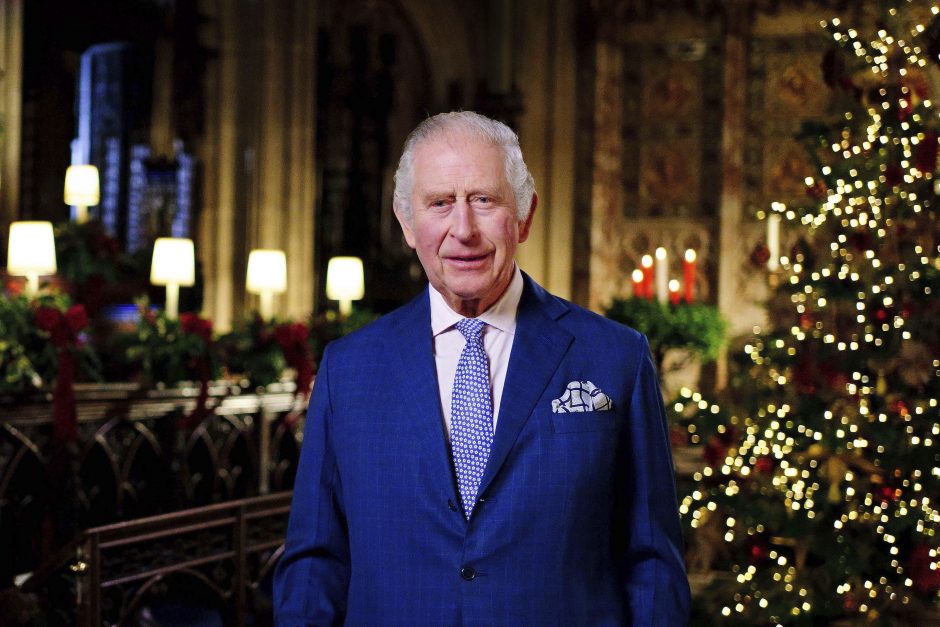Pirmajame Kalėdų sveikinime JK karalius giria visuomenės solidarumą
