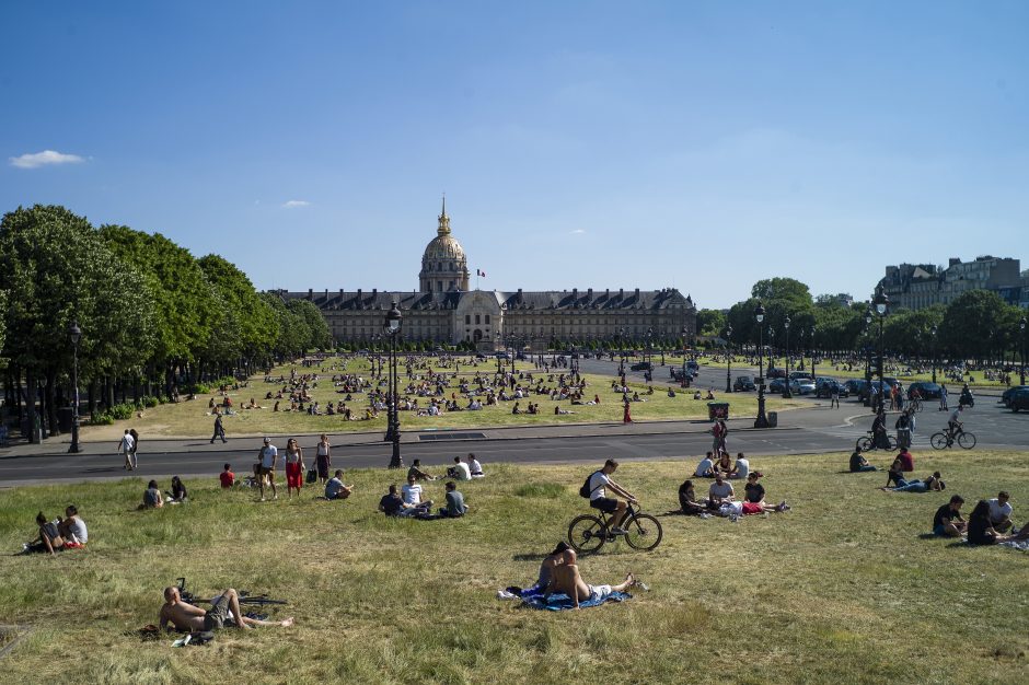 Paryžiaus parkai vėl laukia lankytojų