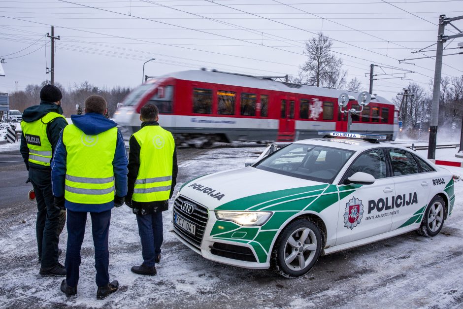 Pervažoje Vilniaus rajone traukinys susidūrė su automobiliu