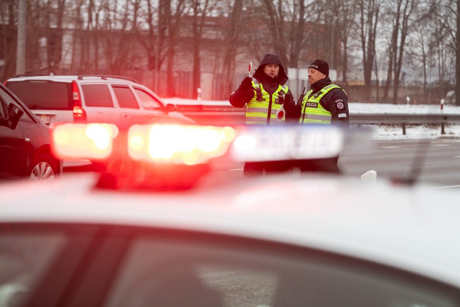 Vilniuje susidūrus automobiliams nukentėjo vairuotojas ir keleivė