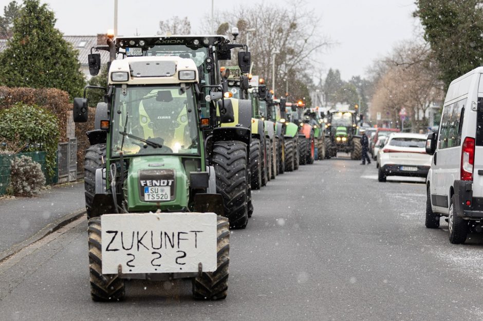 Protestuojančių ūkininkų traktoriai per piko valandą sukėlė chaosą visos Vokietijos keliuose
