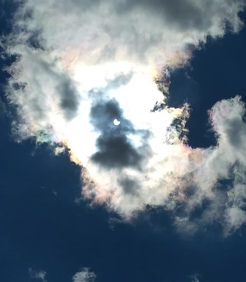 Įspūdingi vaizdai: dangų virš Lietuvos aptemdė dalinis Saulės užtemimas