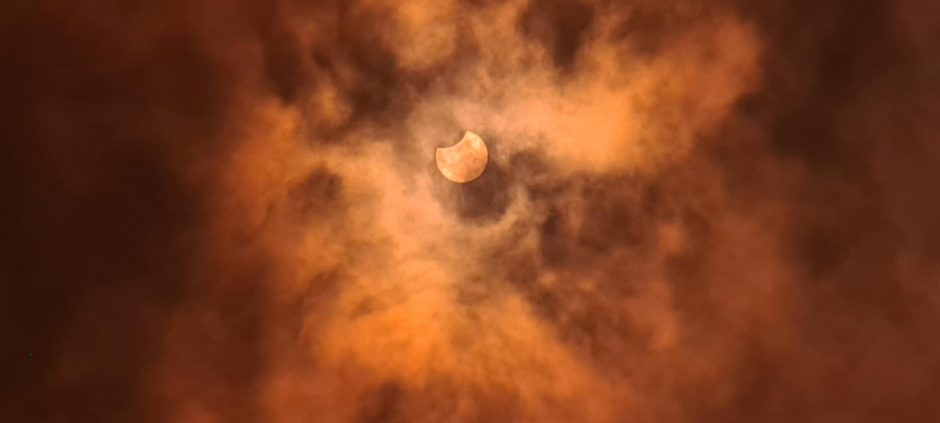 Įspūdingi vaizdai: dangų virš Lietuvos aptemdė dalinis Saulės užtemimas