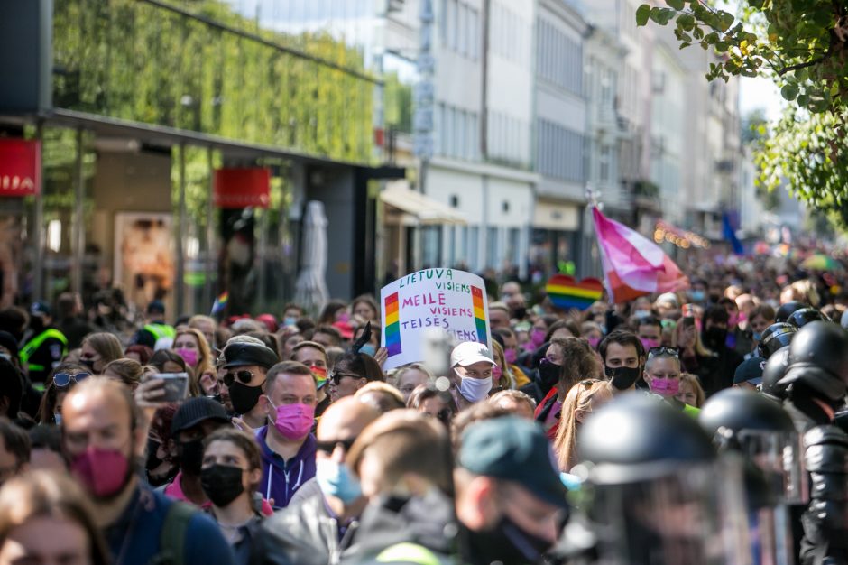 Į LGBT parado dalyvius skriejo ir žali kiaušiniai: kliuvo kavinės klientams