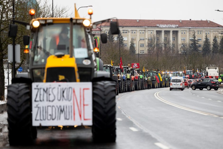 Iš Vilniaus centro pajudėjo pirmoji traktorių kolona