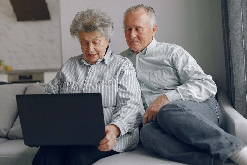 Padaugėjo vyresnio amžiaus žmonių, kurie naudojasi internetu