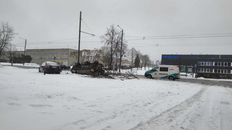 Kaune apsivertė girto ukrainiečio vairuotas automobilis: prireikė medikų pagalbos (papildyta)