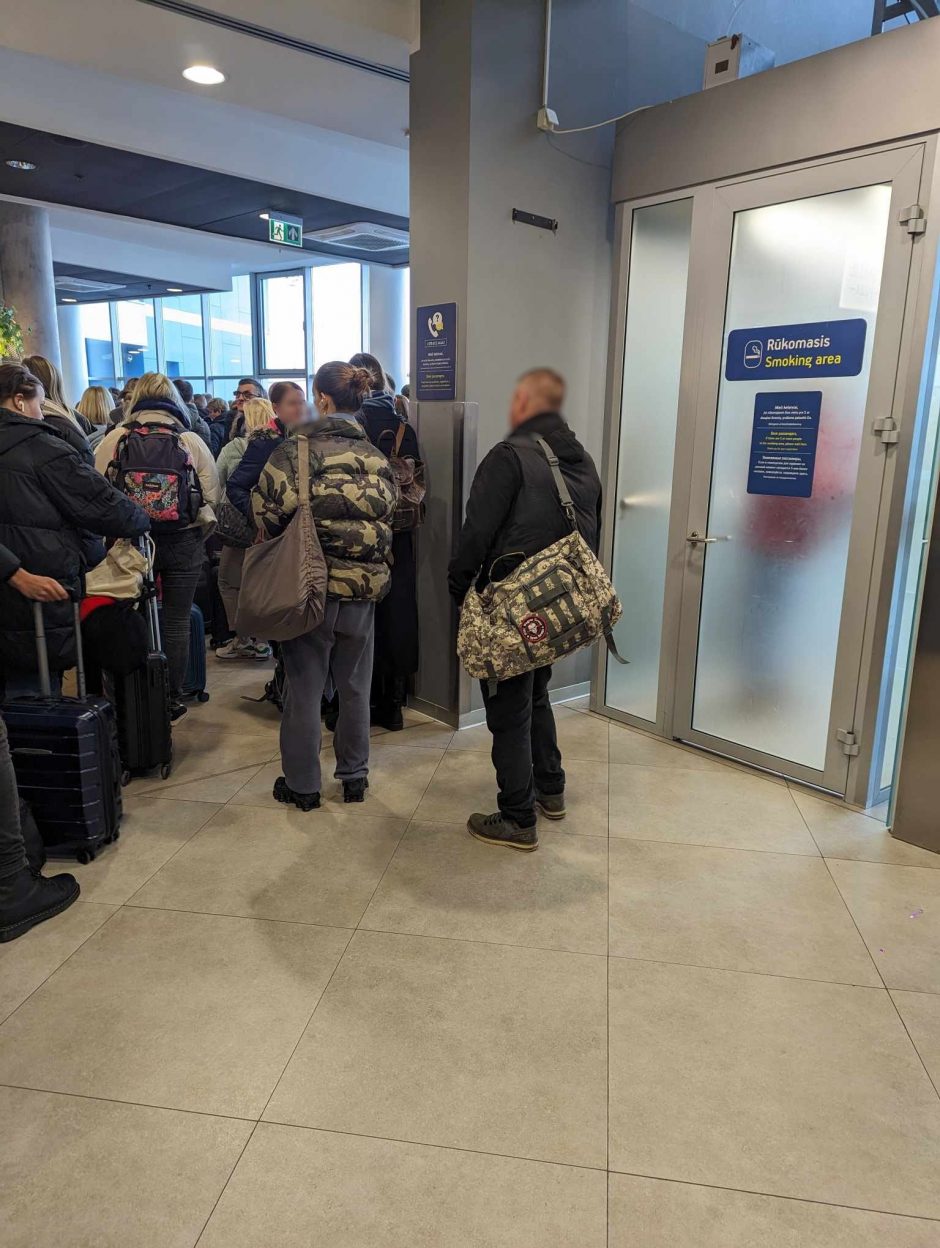 Akibrokštas: Vilniaus oro uoste – keleivis su „Wagner“ atributika 