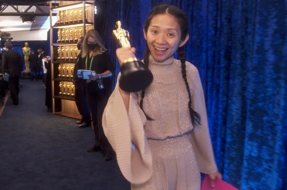 Kinijoje cenzūruojamas „Oskaruose“ triumfavusios Ch. Zhao pasiekimas