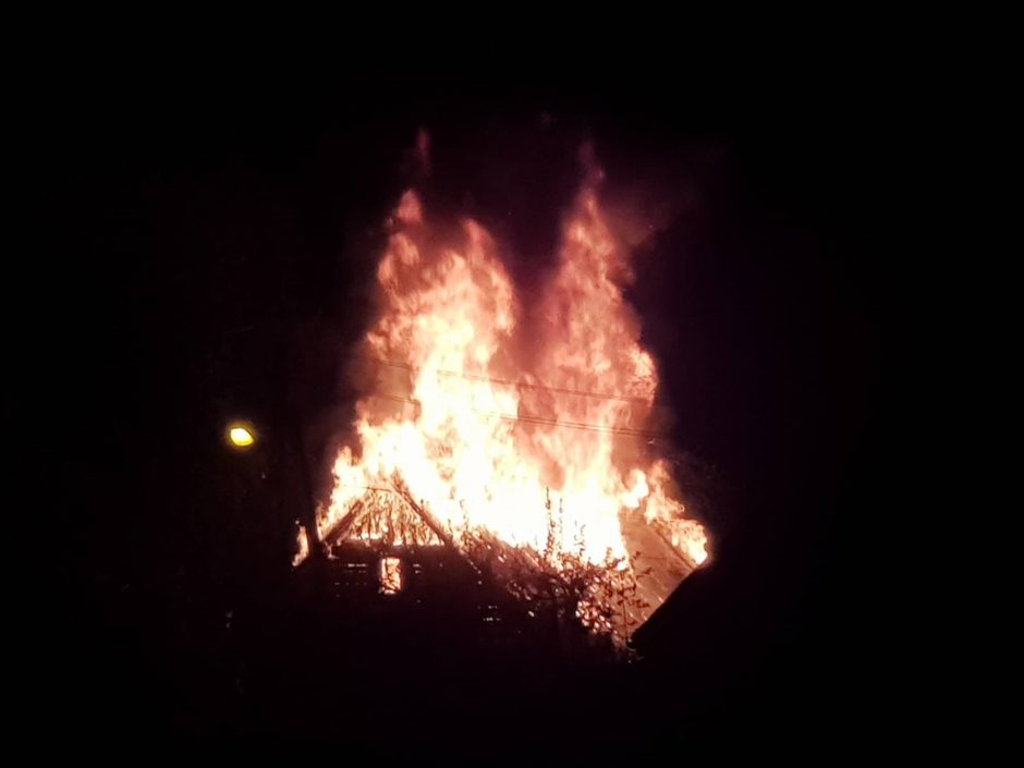 Marvelėje atvira liepsna degė namas (vaizdo įrašai)