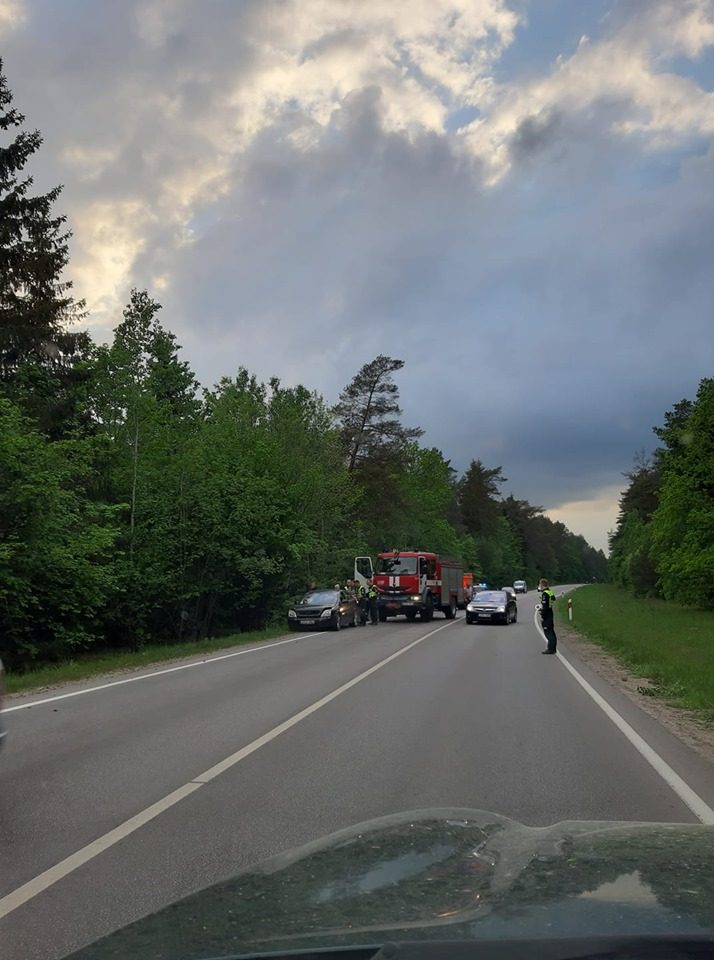 Netoli Kačerginės – trijų mašinų avarija, į griovį nulėkė sunkiasvoris automobilis