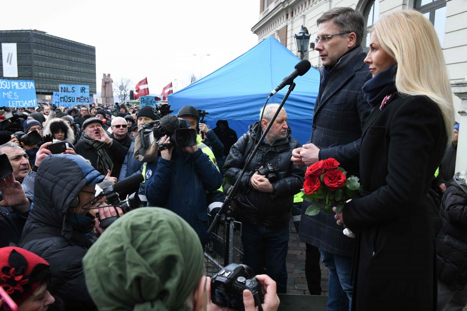 Šimtai žmonių Rygoje susirinko į mitingą paremti merą N. Ušakovą