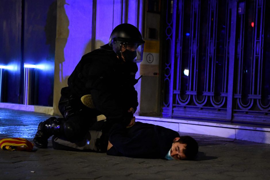 Barselonoje – policijos ir demonstrantų susirėmimai dėl reperio arešto