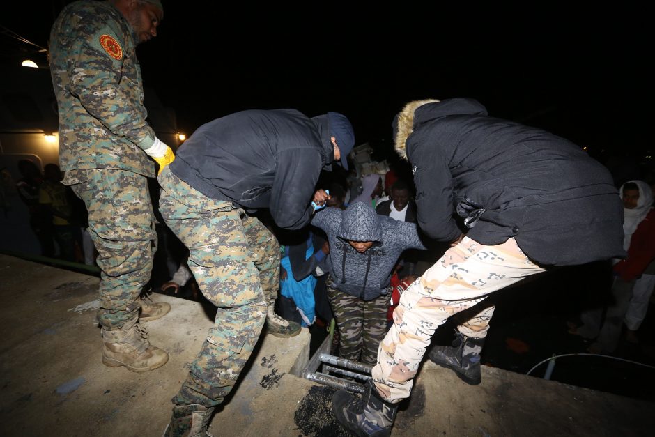 Prie Libijos krantų apvirtus migrantų laivui veikiausiai žuvo apie 90 žmonių