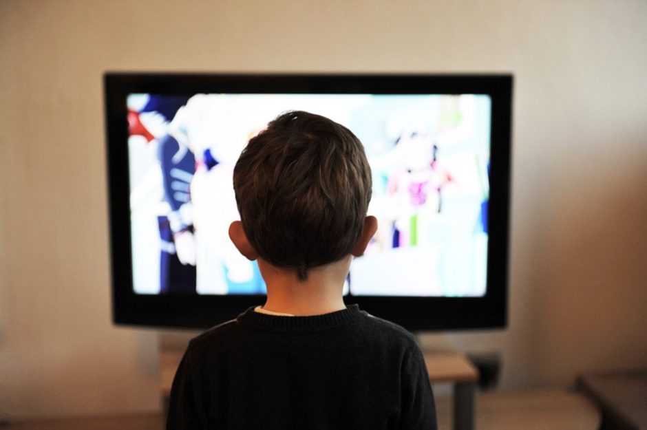 Tyrimas: ikimokyklinio amžiaus vaikai per daug laiko būna prie ekranų 