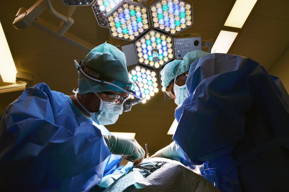 Hemoraginį insultą patyrusį tautietį neurochirurgai išgelbėjo unikalia operacija