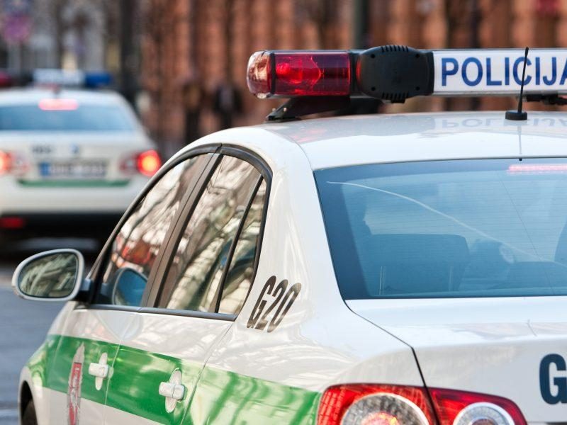 Kauno pareigūnai Jonavos rajone sulaikė galimai narkotikų turėjusius asmenis