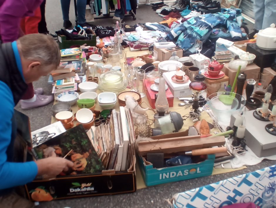 Klaipėdoje – miesto bagažinių turgus: kai kurias prekes buvo galima gauti už malonią šypseną