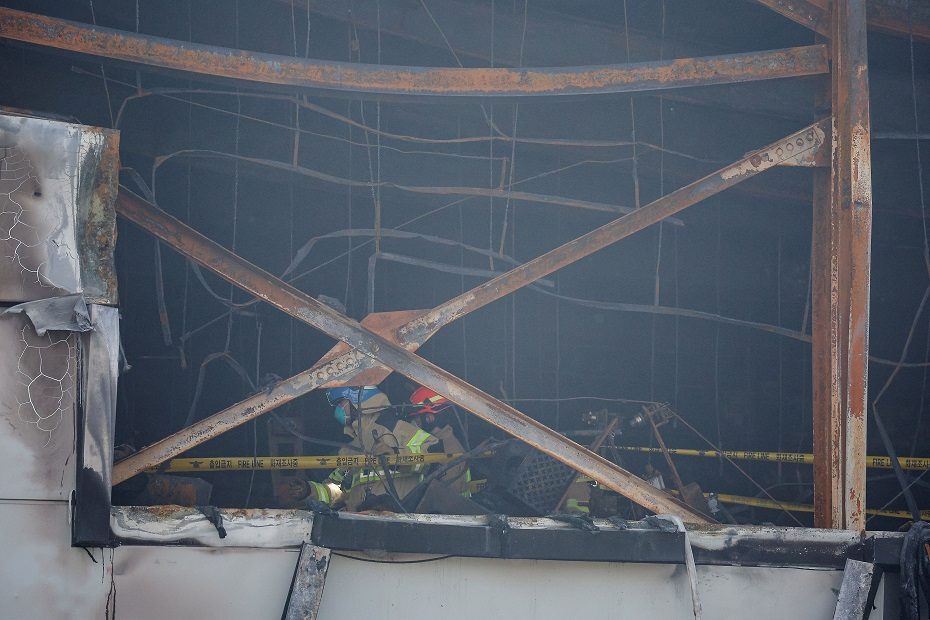 Pietų Korėjos gamykloje kilus dideliam gaisrui gelbėtojai rado mažiausiai  22 kūnus