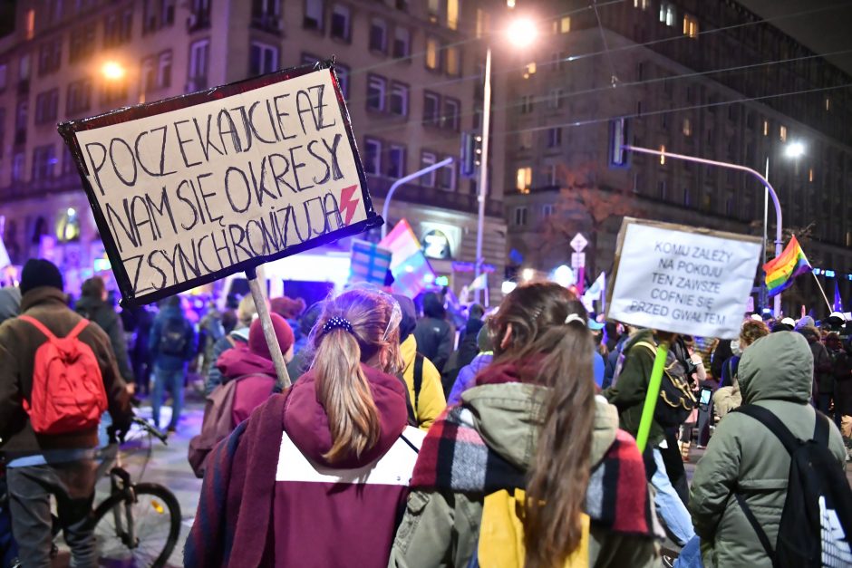 Lenkijoje šimtai žmonių susirinko protestuoti prieš abortų draudimą