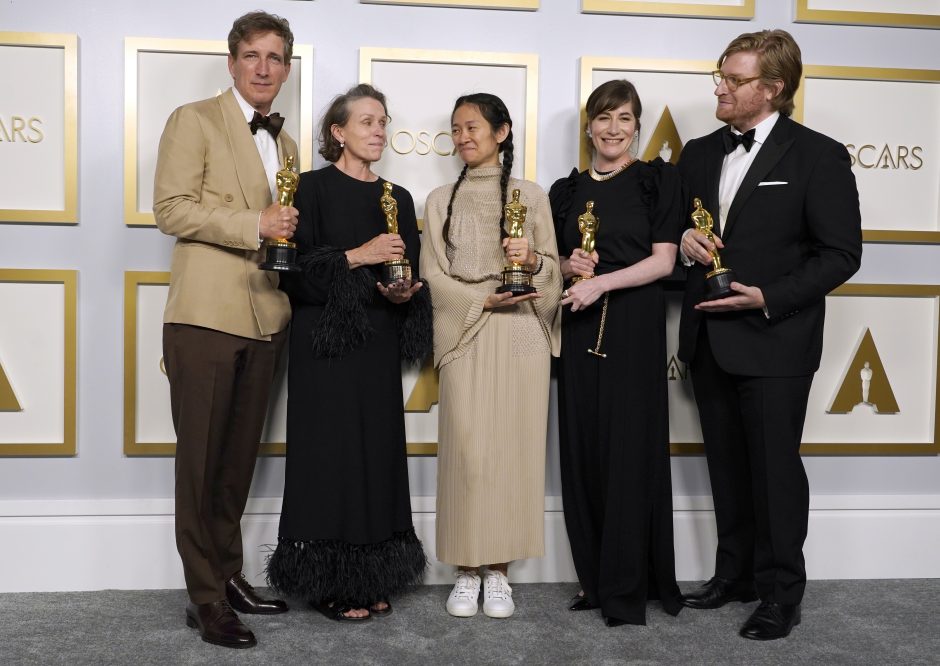 Kinijoje cenzūruojamas „Oskaruose“ triumfavusios Ch. Zhao pasiekimas