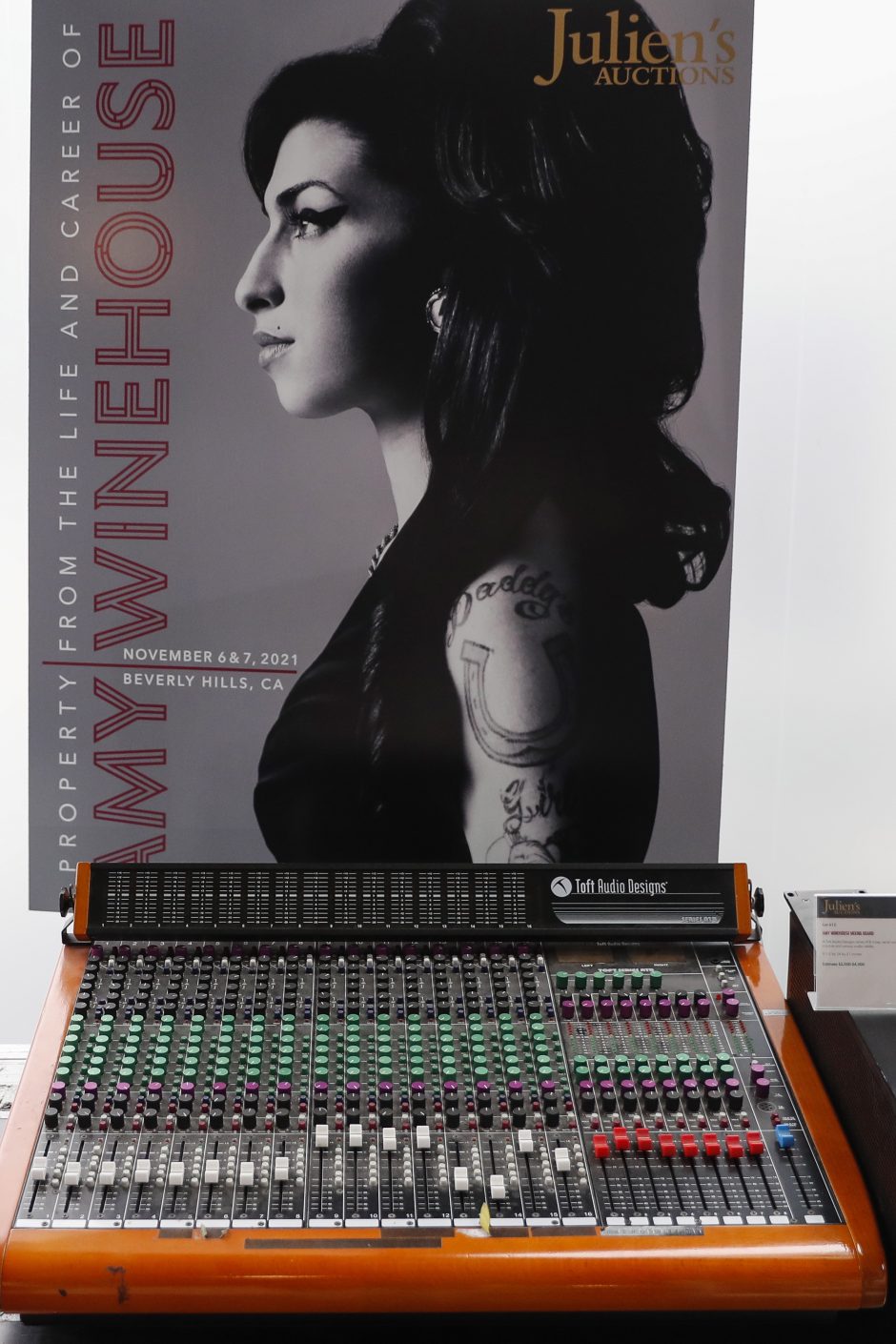 Prieš dešimt metų mirusios A. Winehouse daiktų aukcionas pranoko lūkesčius