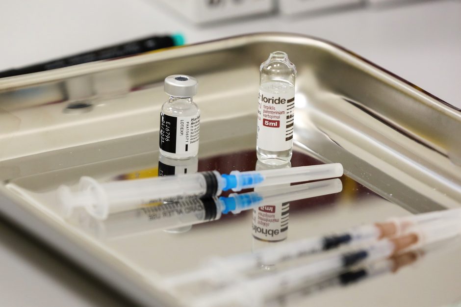 „BioNTech“ ir „Pfizer“ pradėjo omikron atmainai adaptuotos vakcinos gamybą