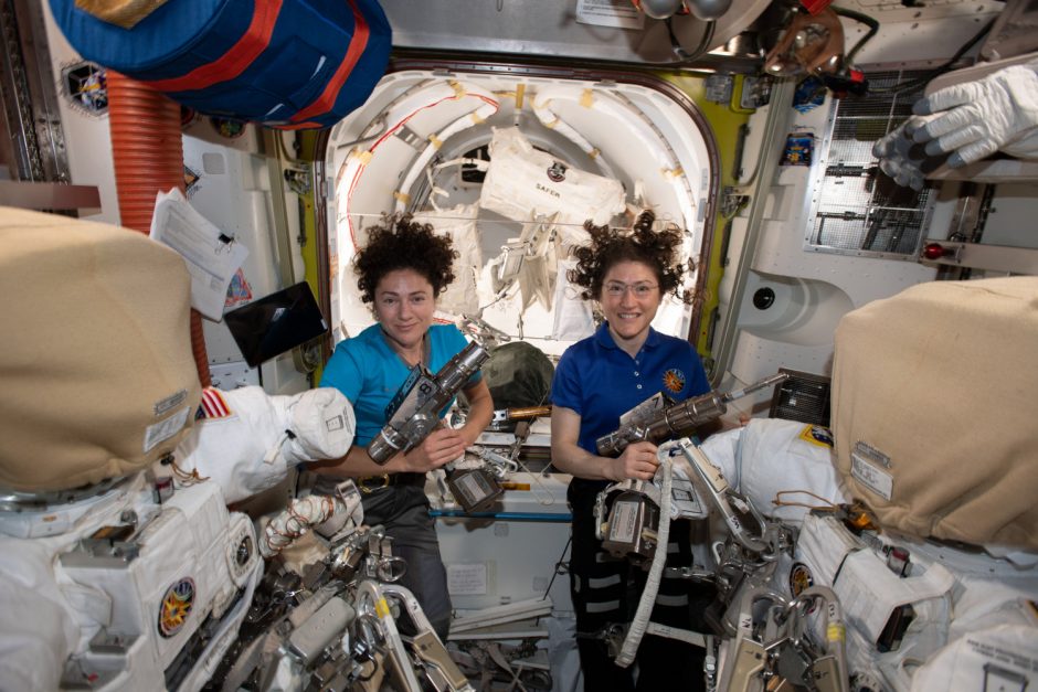 Pirmą kartą istorijoje į atvirą kosmosą išėjo dvi astronautės