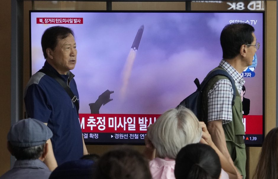 Šiaurės Korėja paleido įtariamą tolimojo nuotolio balistinę raketą