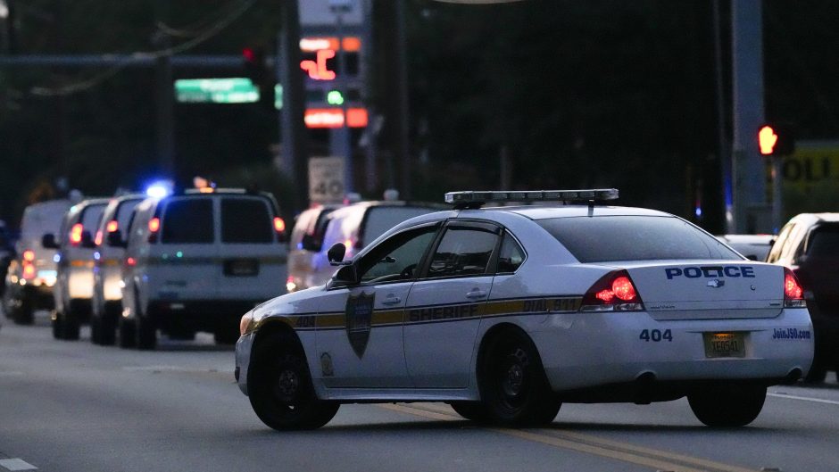 Pareigūnai: Floridoje rasinės neapykantos vedamas šaulys nužudė tris žmones 