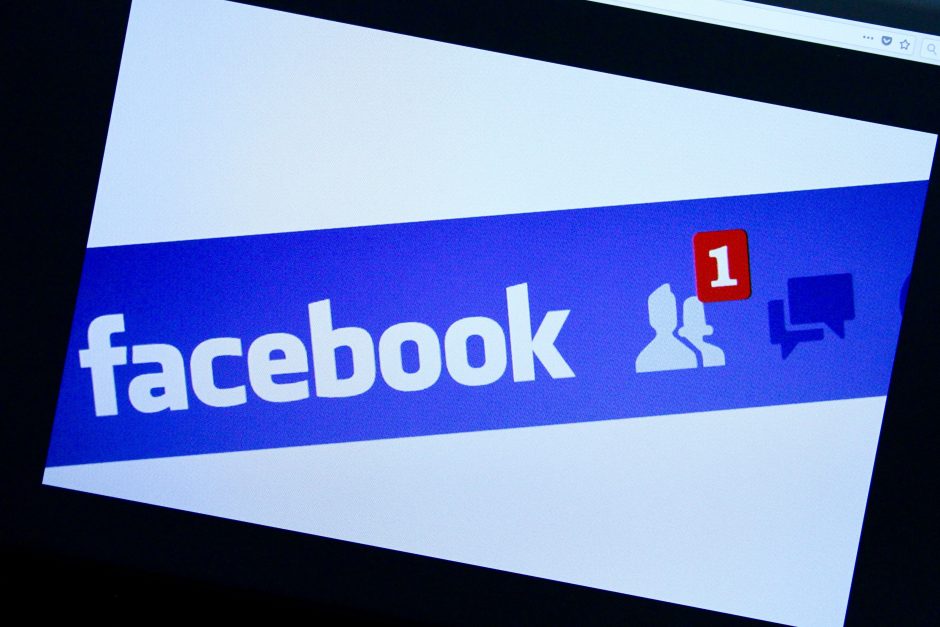 „Facebook“ pertvarko naujienų juostą