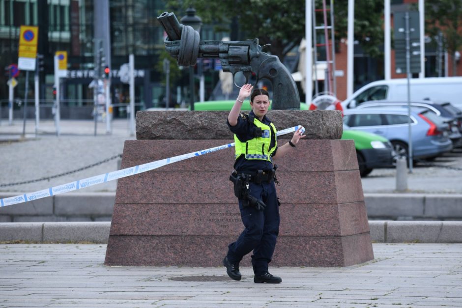 Švedijos policija praneša pašovusi žmonėms traukinių stotyje grasinusį vyrą