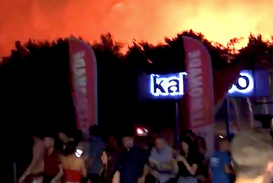 Dėl miško gaisro populiarioje Kroatijos saloje evakuota 10 tūkst. turistų