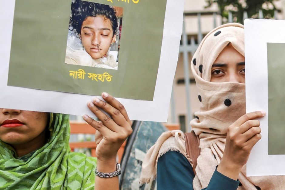 Bangladeše mokyklos direktoriaus nurodymu sudeginta moksleivė