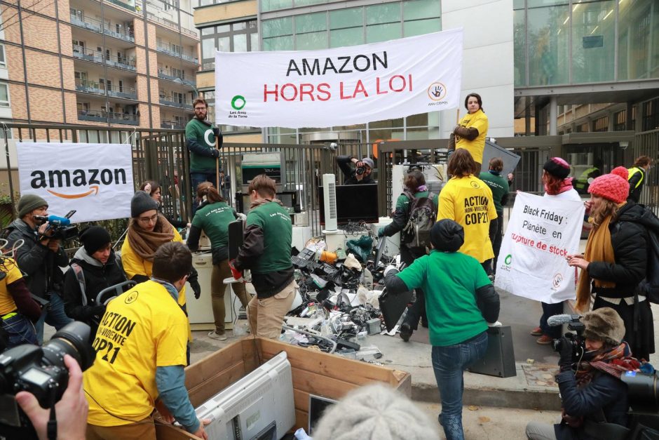 Prancūzijoje aplinkos gynėjai „juodąjį penktadienį“ protestavo prie „Amazon“ būstinės