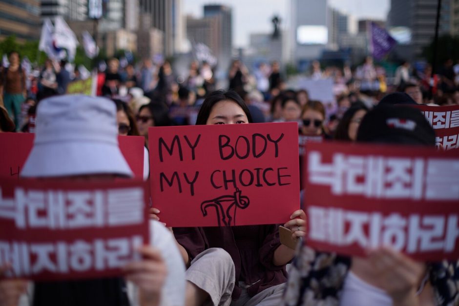 Priėmė griežčiausią abortų draudimą JAV: gresia kalėjimas iki gyvos galvos