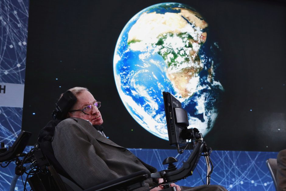 Aukcione bus parduodami S. Hawkingo neįgaliojo vežimėlis bei daktaro disertacija