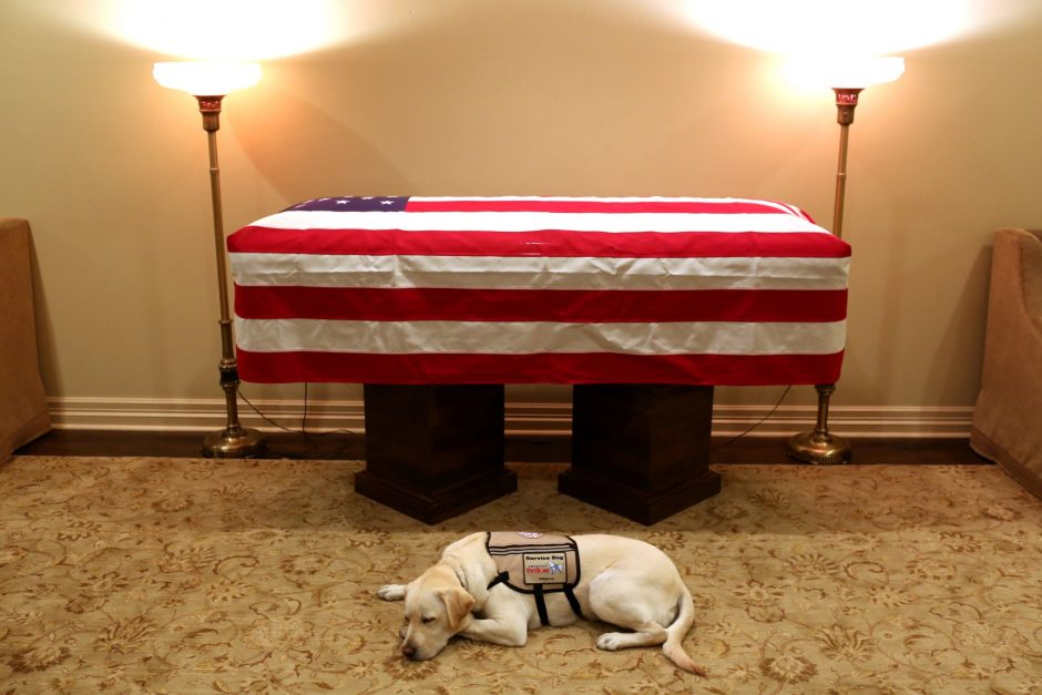 Atsisveikinimas su anapilin iškeliavusiu Dž. H. W. Bušu: šuo budėjo prie karsto