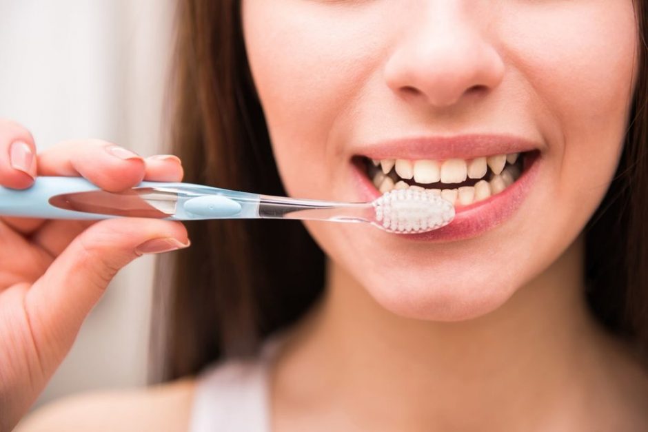 Mokslininkai išsiaiškino, kodėl kai kurių žmonių dantų emalis yra silpnas