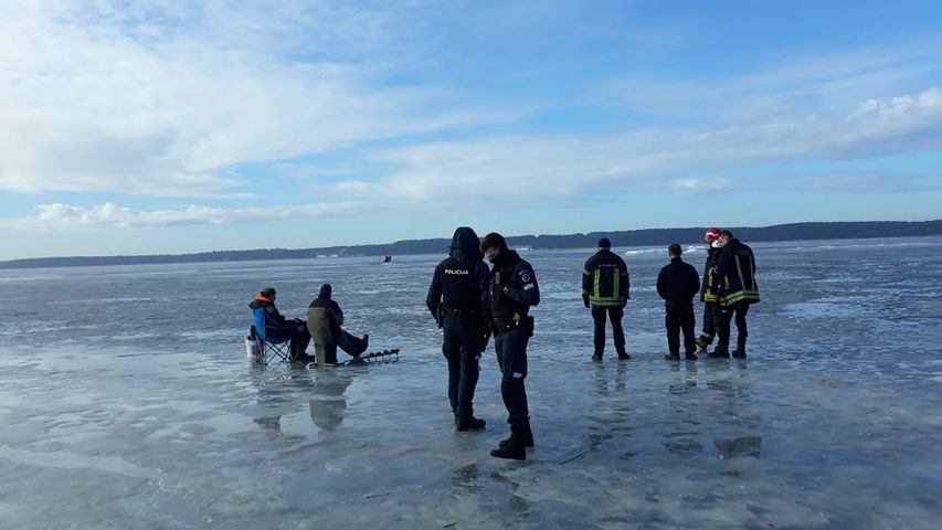 Marių ledas neišlaikė žvejo: pranešta, kad vyras įkrito į properšą