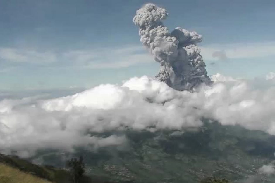 Aktyviausias Indonezijos ugnikalnis vėl išspjovė didžiulį pelenų debesį