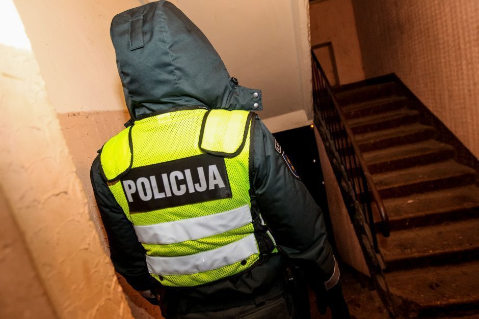 Plėšimas Vilniuje: trys kaukėti asmenys įsiveržė į butą ir pavogė tūkstantinę sumą
